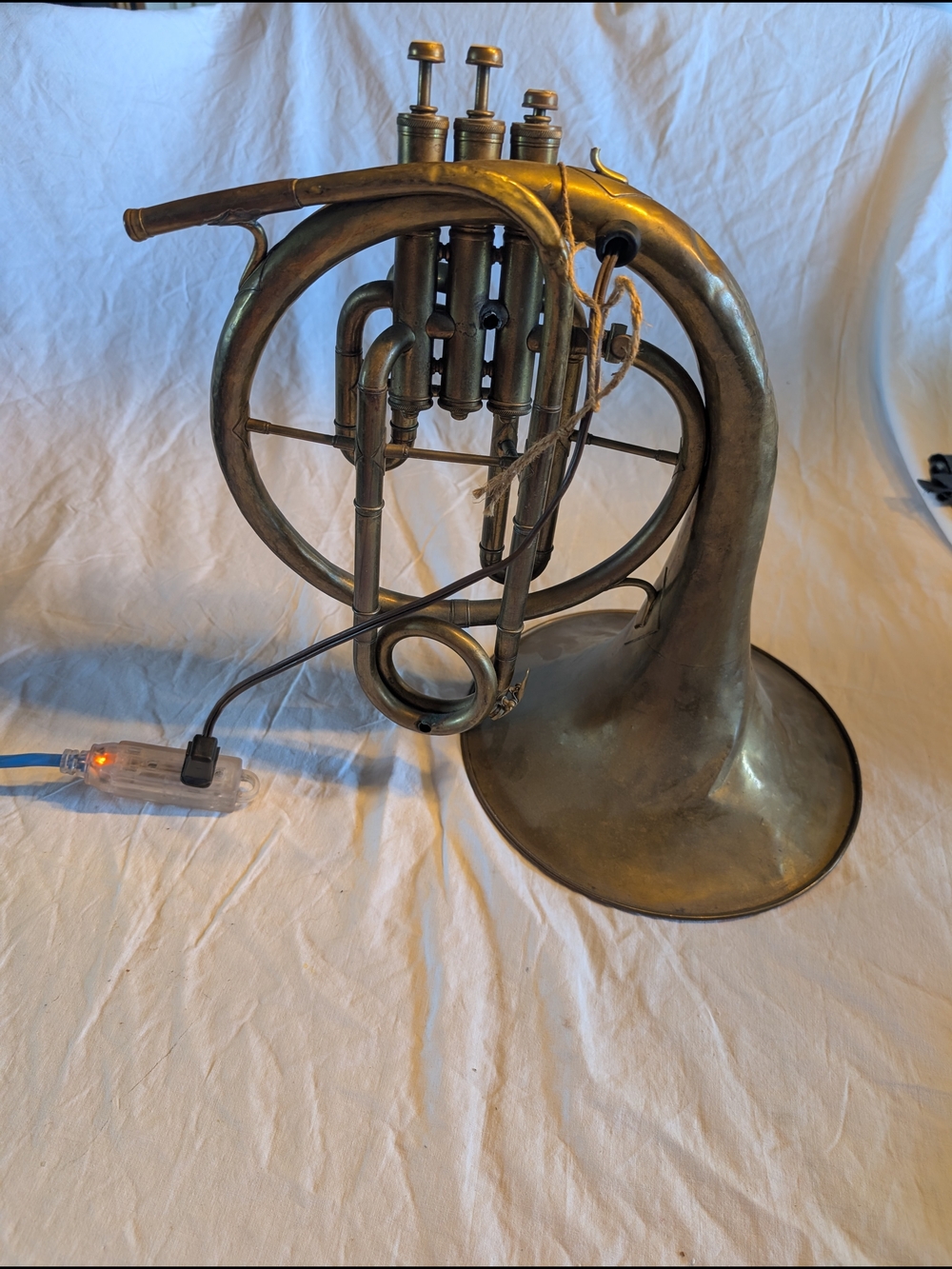 2/140$ Vintage Brass Horn Decorative Accent Lamp - Aged Gold Tone - Picture 4 of 9